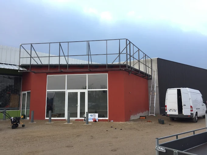 Structure garde-corps sur toiture commerciale