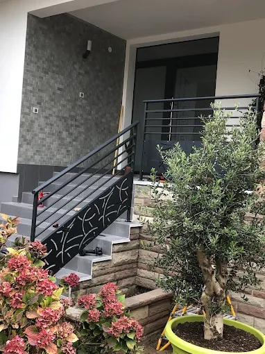 Escalier extérieur avec garde-corps décoratif